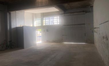 Venta casa con depósito y local. Lote de 31 de frente x 18