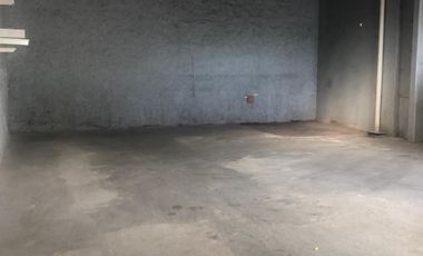 Venta casa con depósito y local. Lote de 31 de frente x 18