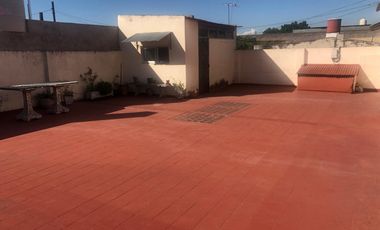 Venta casa con depósito y local. Lote de 31 de frente x 18