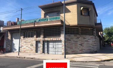 Venta casa con depósito y local. Lote de 31 de frente x 18