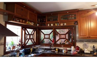 VENDO IMPONENTE CASA CÉNTRICA, POSADAS.