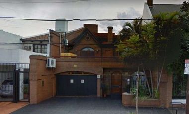 VENDO IMPONENTE CASA CÉNTRICA, POSADAS.