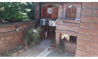 VENDO IMPONENTE CASA CÉNTRICA, POSADAS.