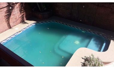 VENDO IMPONENTE CASA CÉNTRICA, POSADAS.