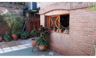 VENDO IMPONENTE CASA CÉNTRICA, POSADAS.