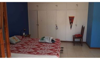 VENDO IMPONENTE CASA CÉNTRICA, POSADAS.