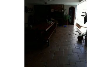 VENDO IMPONENTE CASA CÉNTRICA, POSADAS.