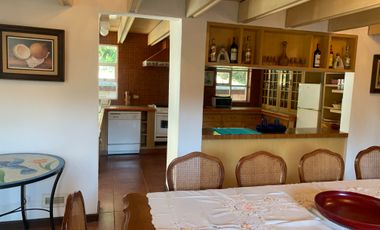 CASA EN UN AMBIENTE ARBOLADO A 15 MINUTOS DE CUERNAVACA