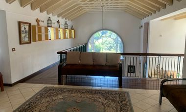 CASA EN UN AMBIENTE ARBOLADO A 15 MINUTOS DE CUERNAVACA