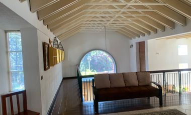 CASA EN UN AMBIENTE ARBOLADO A 15 MINUTOS DE CUERNAVACA