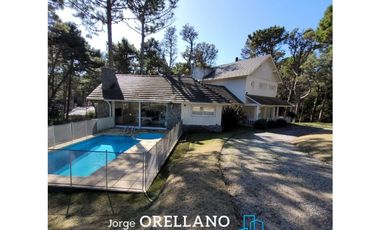 CASA CON PISCINA A METROS DEL MAR EN CARILO SOBRE LOTE DE 1180 m2