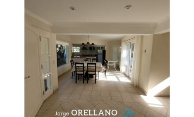 CASA CON PISCINA A METROS DEL MAR EN CARILO SOBRE LOTE DE 1180 m2