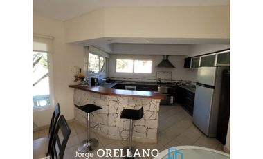 CASA CON PISCINA A METROS DEL MAR EN CARILO SOBRE LOTE DE 1180 m2