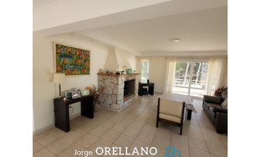 CASA CON PISCINA A METROS DEL MAR EN CARILO SOBRE LOTE DE 1180 m2