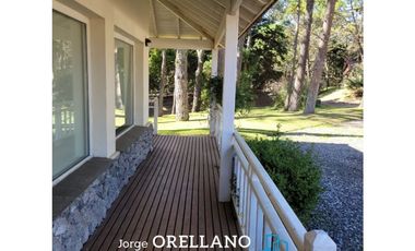 CASA CON PISCINA A METROS DEL MAR EN CARILO SOBRE LOTE DE 1180 m2