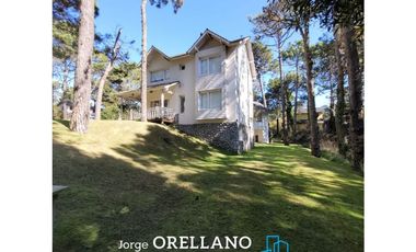 CASA CON PISCINA A METROS DEL MAR EN CARILO SOBRE LOTE DE 1180 m2