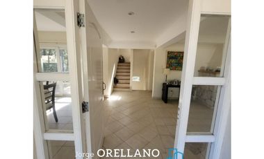 CASA CON PISCINA A METROS DEL MAR EN CARILO SOBRE LOTE DE 1180 m2