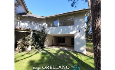 CASA CON PISCINA A METROS DEL MAR EN CARILO SOBRE LOTE DE 1180 m2