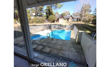 CASA CON PISCINA A METROS DEL MAR EN CARILO SOBRE LOTE DE 1180 m2