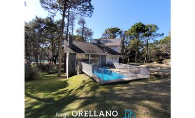 CASA CON PISCINA A METROS DEL MAR EN CARILO SOBRE LOTE DE 1180 m2
