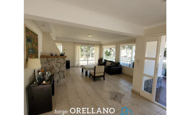 CASA CON PISCINA A METROS DEL MAR EN CARILO SOBRE LOTE DE 1180 m2