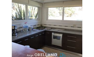 CASA CON PISCINA A METROS DEL MAR EN CARILO SOBRE LOTE DE 1180 m2