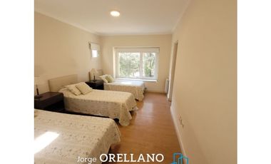 CASA CON PISCINA A METROS DEL MAR EN CARILO SOBRE LOTE DE 1180 m2