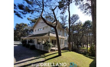 CASA CON PISCINA A METROS DEL MAR EN CARILO SOBRE LOTE DE 1180 m2