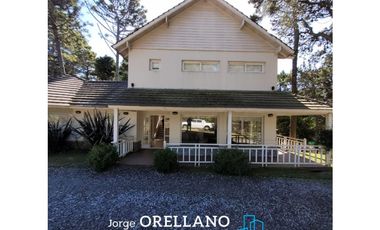 CASA CON PISCINA A METROS DEL MAR EN CARILO SOBRE LOTE DE 1180 m2