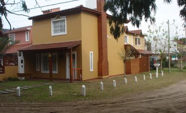 Casa en venta - 2 dormitorios 2 baños - patio y parrilla - 137 mts2 - Mar Del Tuyu