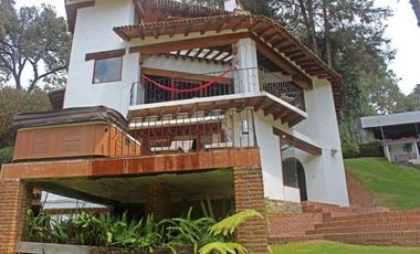 ENCANTADORA CASA ESTILO VALLESANA, UBICADA EN AVANDARO
