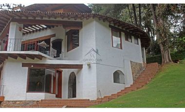 ENCANTADORA CASA ESTILO VALLESANA, UBICADA EN AVANDARO