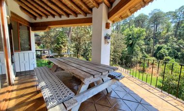 ENCANTADORA CASA ESTILO VALLESANA, UBICADA EN AVANDARO