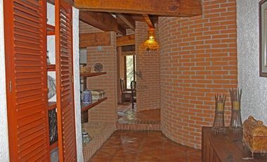 ENCANTADORA CASA ESTILO VALLESANA, UBICADA EN AVANDARO