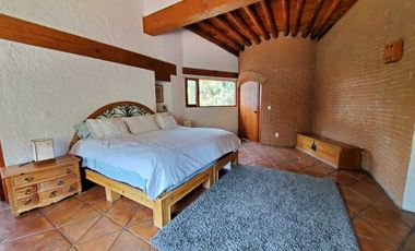 ENCANTADORA CASA ESTILO VALLESANA, UBICADA EN AVANDARO