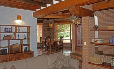 ENCANTADORA CASA ESTILO VALLESANA, UBICADA EN AVANDARO
