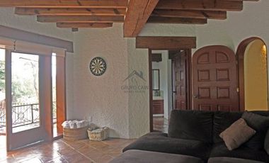 ENCANTADORA CASA ESTILO VALLESANA, UBICADA EN AVANDARO