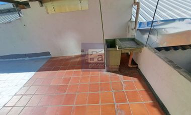 COD. 5863 - SE ARRIENDA CASA - BARRIO: SAN FRANCISCO