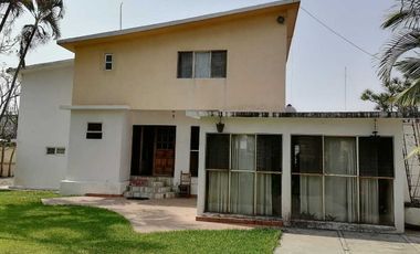 SE VENDE hermosa y amplia casa con uso comercial en el Polvorin de Cuernavaca