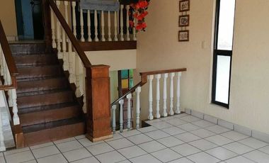 SE VENDE hermosa y amplia casa con uso comercial en el Polvorin de Cuernavaca