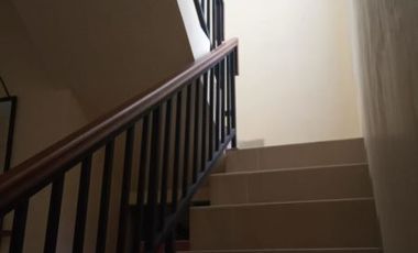 Dikontrakan rumah 2 lantai semi furnished dalam perumahan jl wates