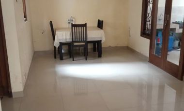 Dikontrakan rumah 2 lantai semi furnished dalam perumahan jl wates