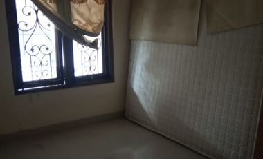 Dikontrakan rumah 2 lantai semi furnished dalam perumahan jl wates