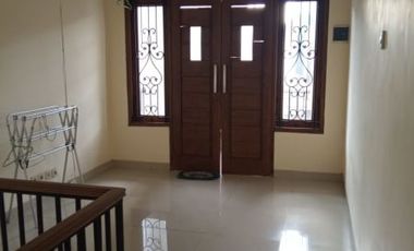 Dikontrakan rumah 2 lantai semi furnished dalam perumahan jl wates