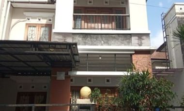 Dikontrakan rumah 2 lantai semi furnished dalam perumahan jl wates