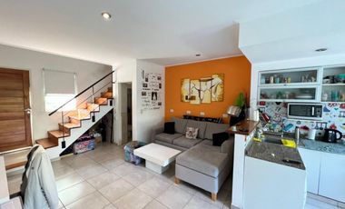 VENTA DE EXCELENTE DUPLEX 3 AMBIENTES EN BARRIO LOS ROBLES - INMEJORABLE ACCESO A AUTOPISTAS Y CABA