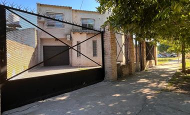 Casa de 5 AMBIENTES ubicada a 10 cuadras de la Avenida Tomás Espora