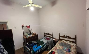 VENTA DE EXCELENTE CASA 3 AMBIENTES EN PLENO CENTRO DE MONTE GRANDE - COCHERA - PATIO - JARDIN