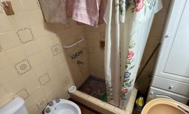 VENTA DE EXCELENTE CASA 3 AMBIENTES EN PLENO CENTRO DE MONTE GRANDE - COCHERA - PATIO - JARDIN