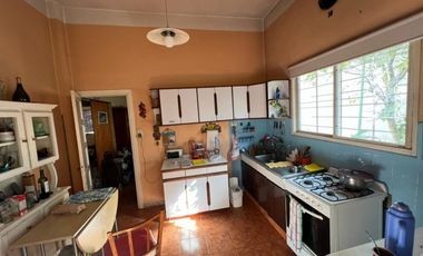 VENTA DE EXCELENTE CASA 3 AMBIENTES EN PLENO CENTRO DE MONTE GRANDE - COCHERA - PATIO - JARDIN